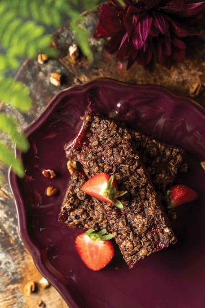 Cocoa Strawberry Crumble Bars – alive magazine Cocoa Strawberry Crumble Bars – alive magazine